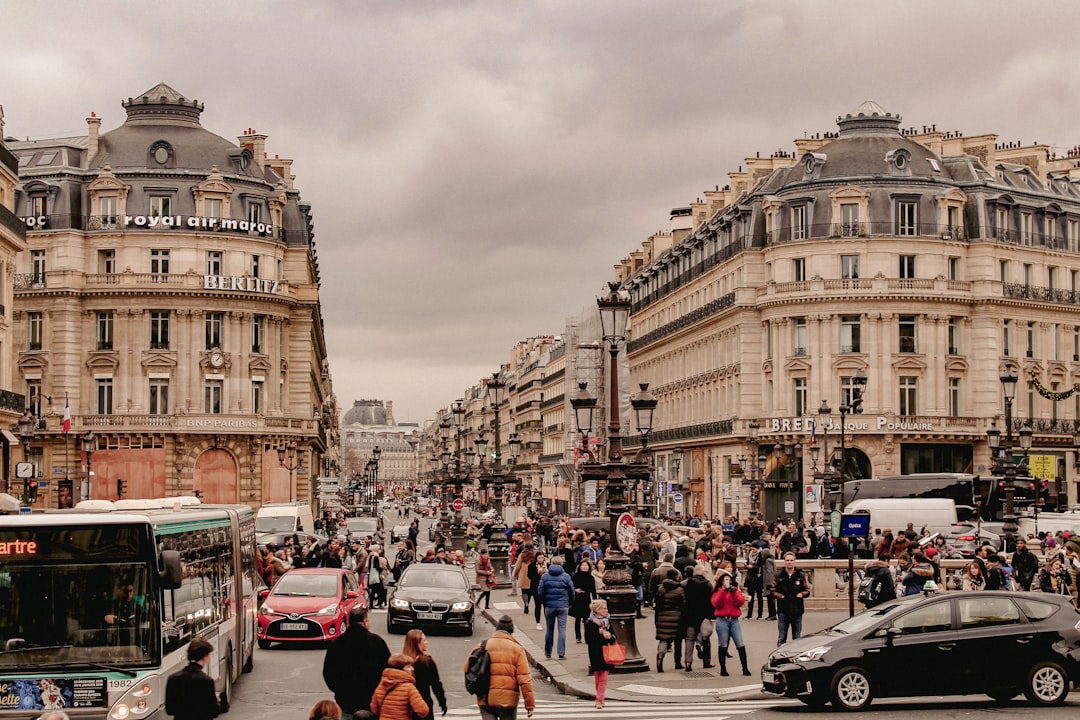 a busy city street filled with lots of traffic